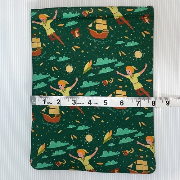 Padded tablet cover or book reader cover with Peter Pan print design - Picture 5 of 6